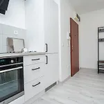 Luxy Hollo Gozsdu Court