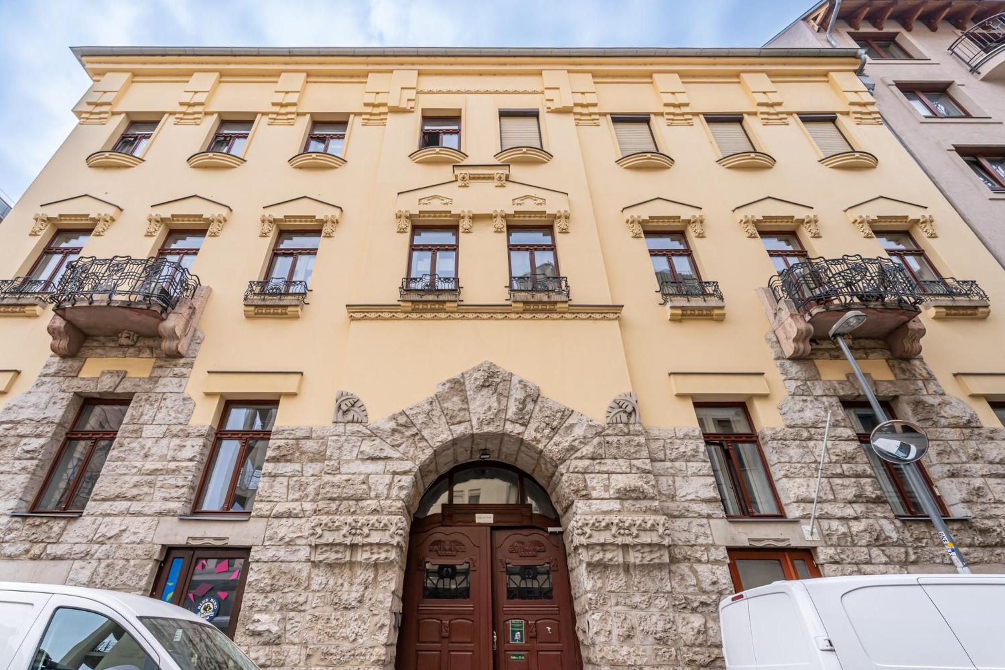 Luxy Hollo Gozsdu Court Apartment Budapest