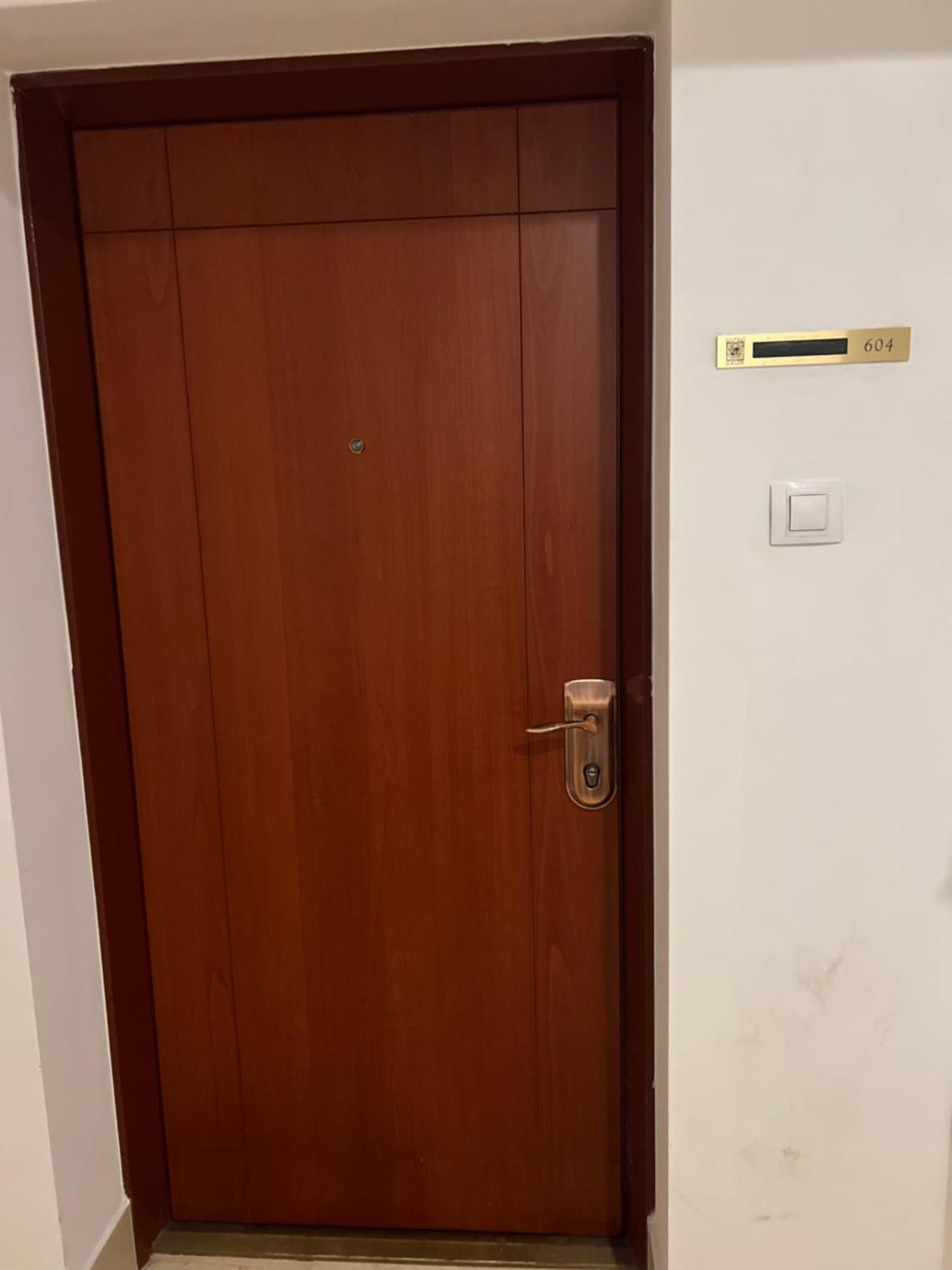 Luxy Hollo Gozsdu Court